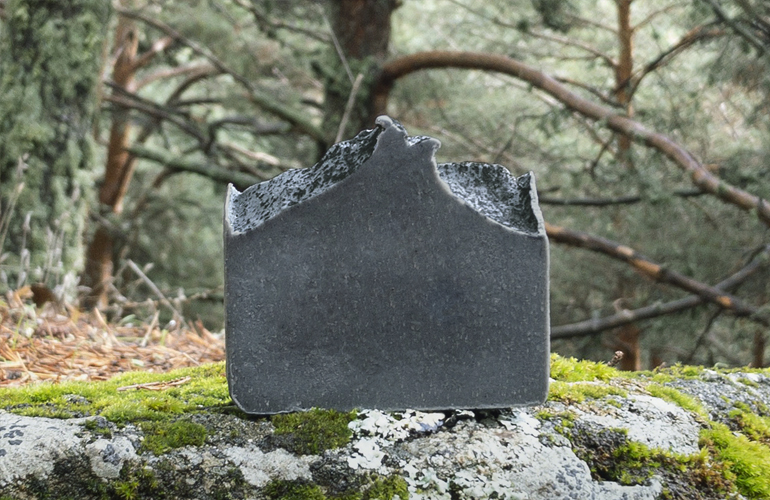 Los productos cosméticos ecológicos de ceniza de Ashes to Life son responsables, y permiten financiar la restauración de los ecosistemas forestales dañados por el fuego.